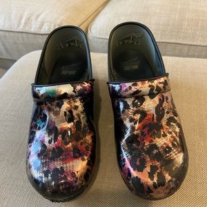 Dansko XP 2.0 MULTI LEOPARD CLOGS SIZE 40